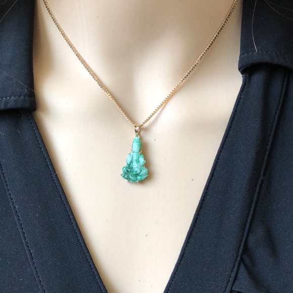 NO CHAIN NEW. 5 SHORT DROP JADE PENDANTS.